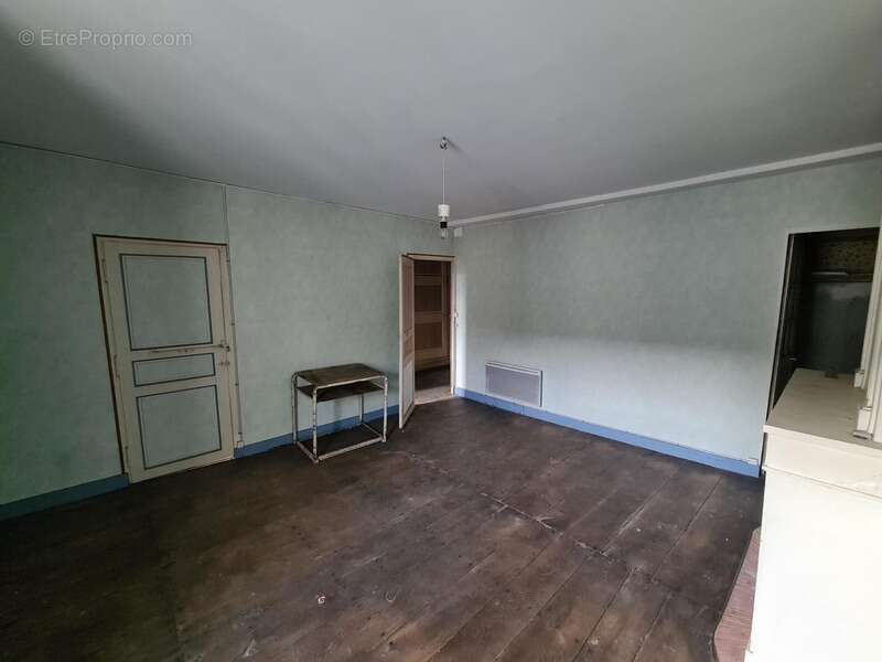 Appartement à VILLEBOIS-LAVALETTE