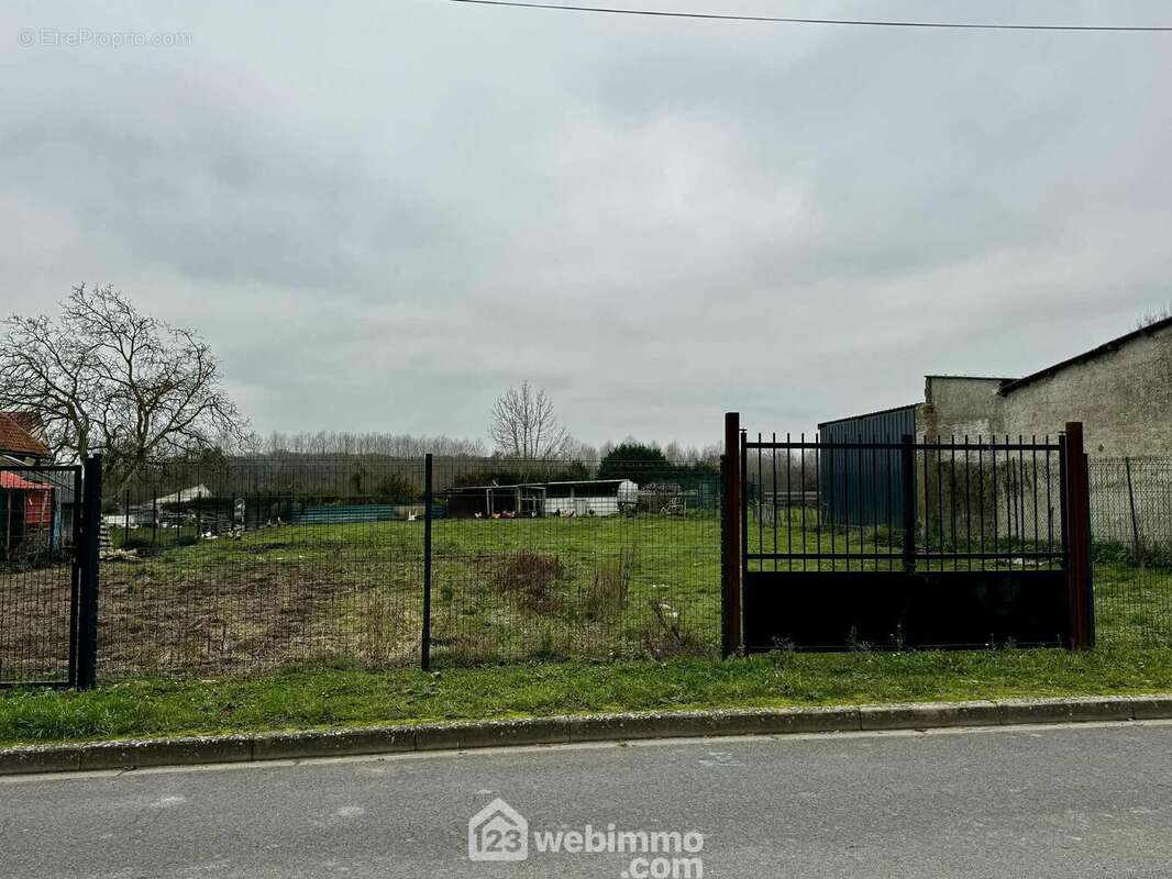 Venez découvrir ce terrain aux nombreuses possibilités, idéal pour concrétiser votre projet immobilier ! - Terrain à VERSIGNY
