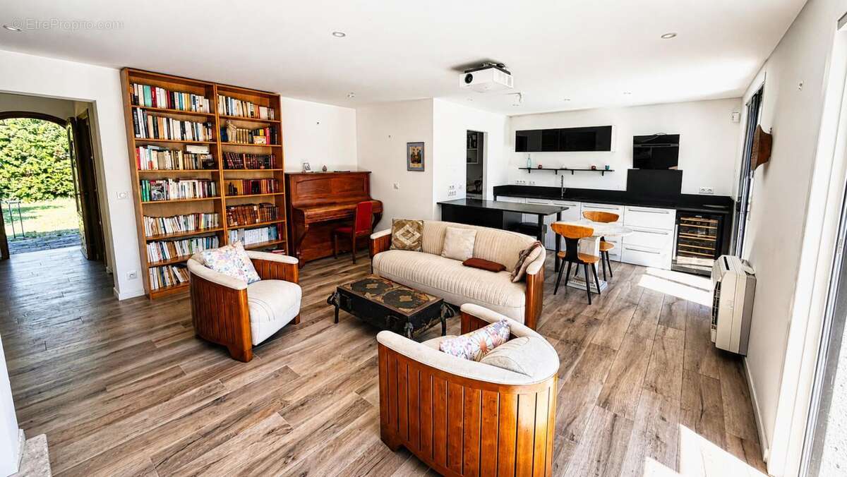 Maison 5 pièces / 106 m² / Studio /1 400 000 EUR / BORMES-LES-MIMOSAS - photo 4