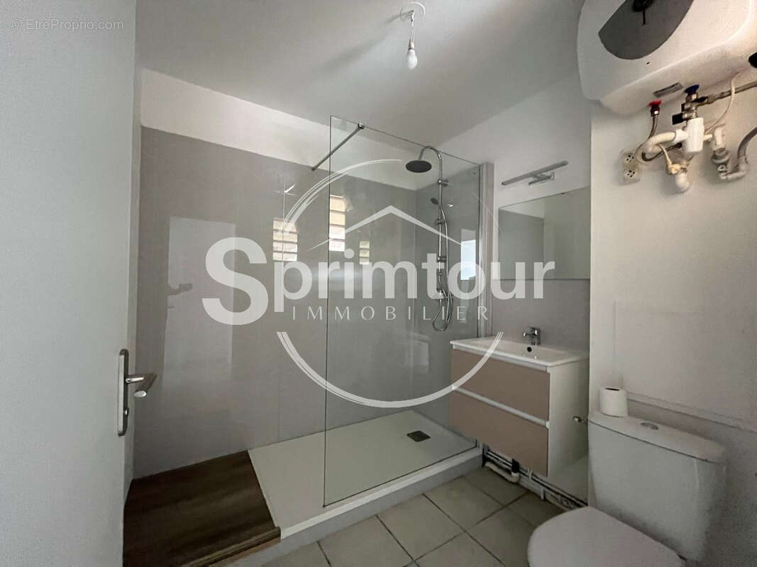 SAINT-CLAUDE - Appartement T3 rénové avec terrasse dans une résidence sécurisée avec piscine - photo 13