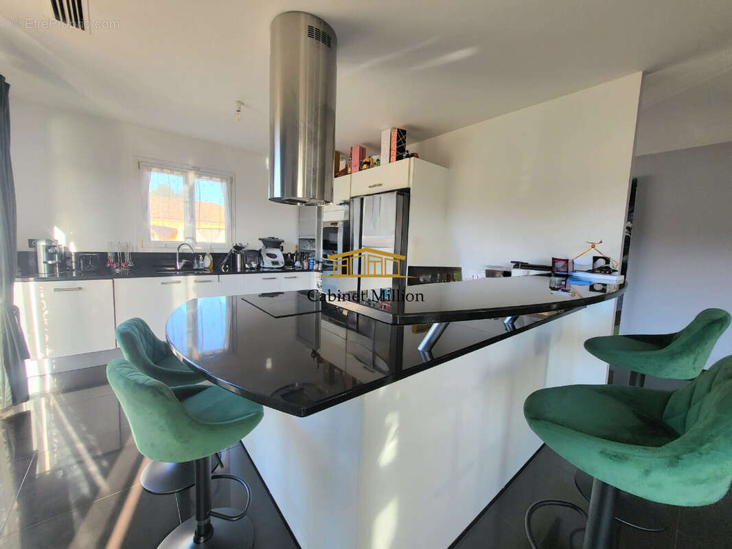 Maison à VIC-LA-GARDIOLE