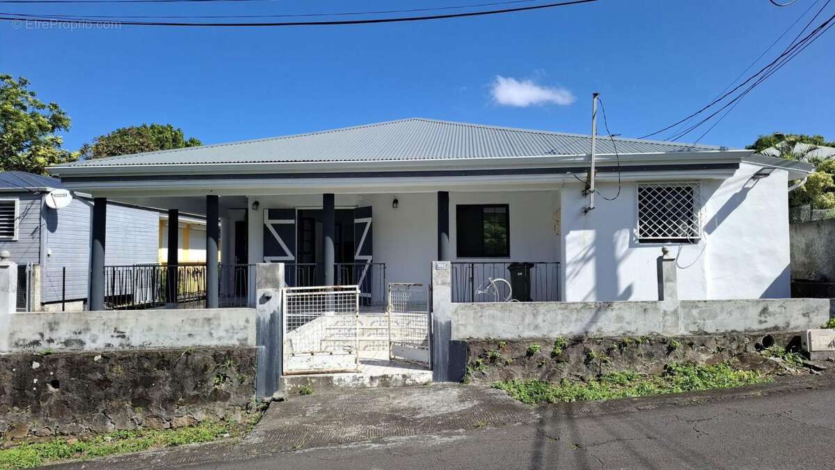 A VENDRE : maison (100 m²) à GOURBEYRE (97113) - photo 2