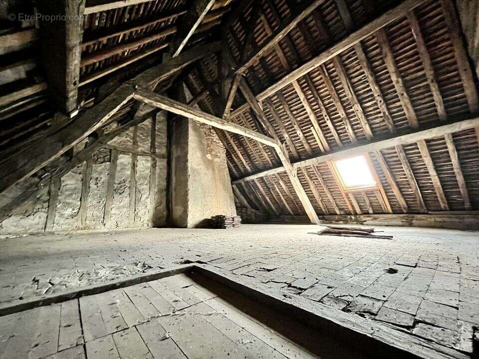 Maison de caractère avec dépendances et fort potentiel au - photo 10
