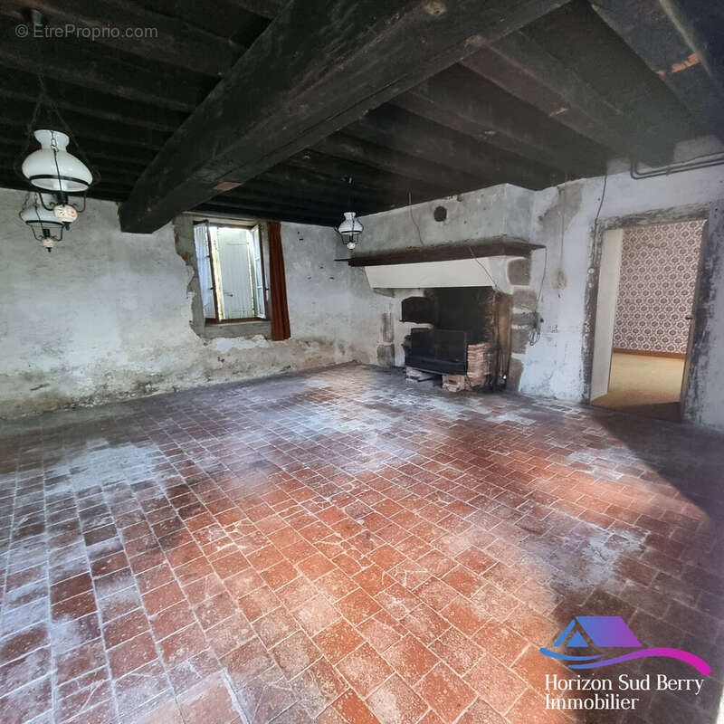 pièce de vie avec cheminée ouverte - Maison à CROZON-SUR-VAUVRE