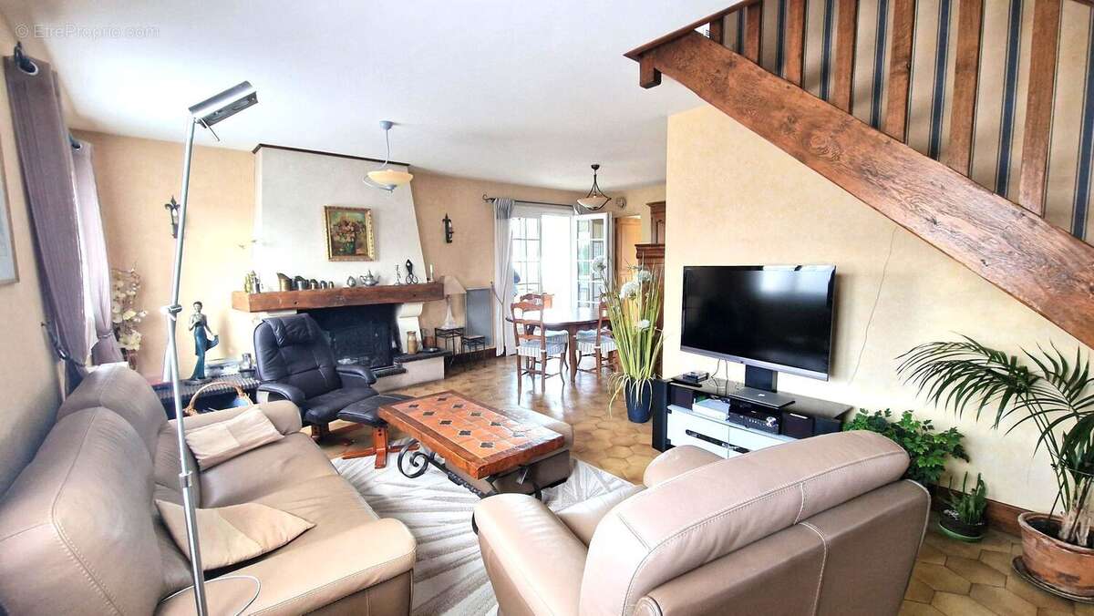 salon - Maison à LA MEMBROLLE-SUR-CHOISILLE