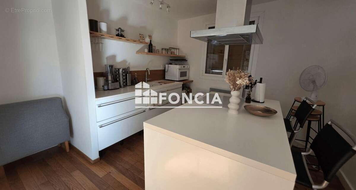 Villeneuve les maguelone plein centre superbe ff3 de 65 m2 hab avec cellier - photo 3
