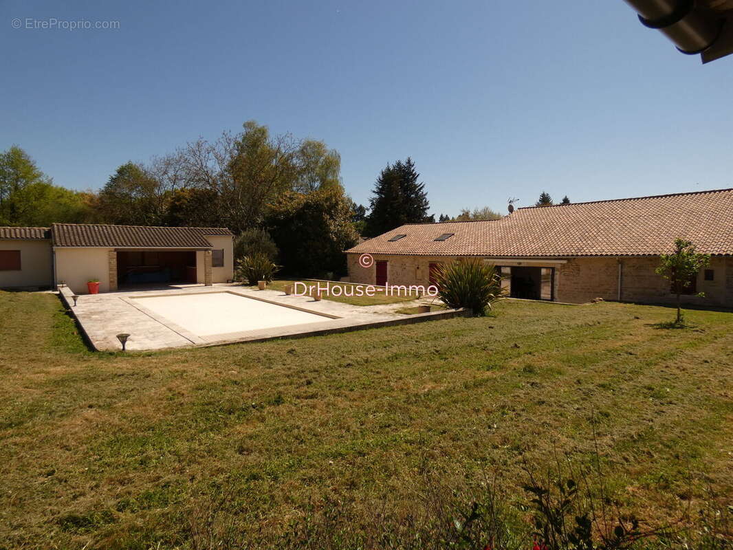 Maison à CLUSSAIS-LA-POMMERAIE