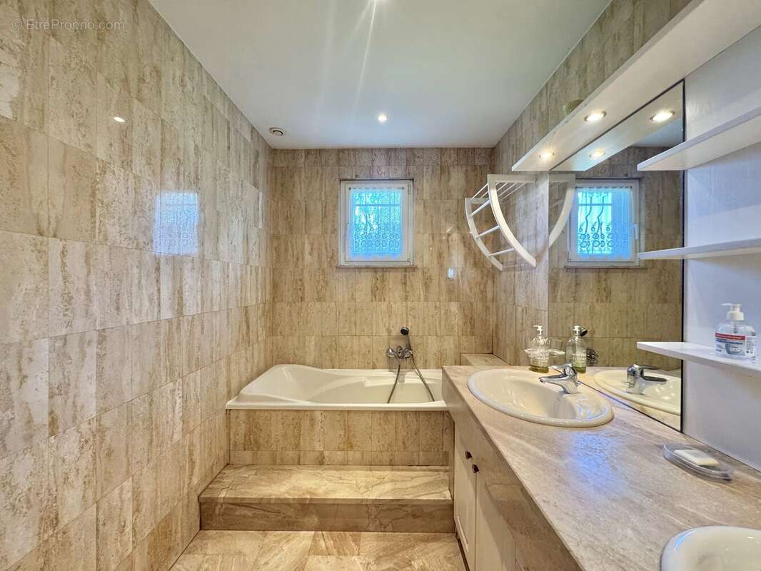 Maison à MONTREUX-JEUNE