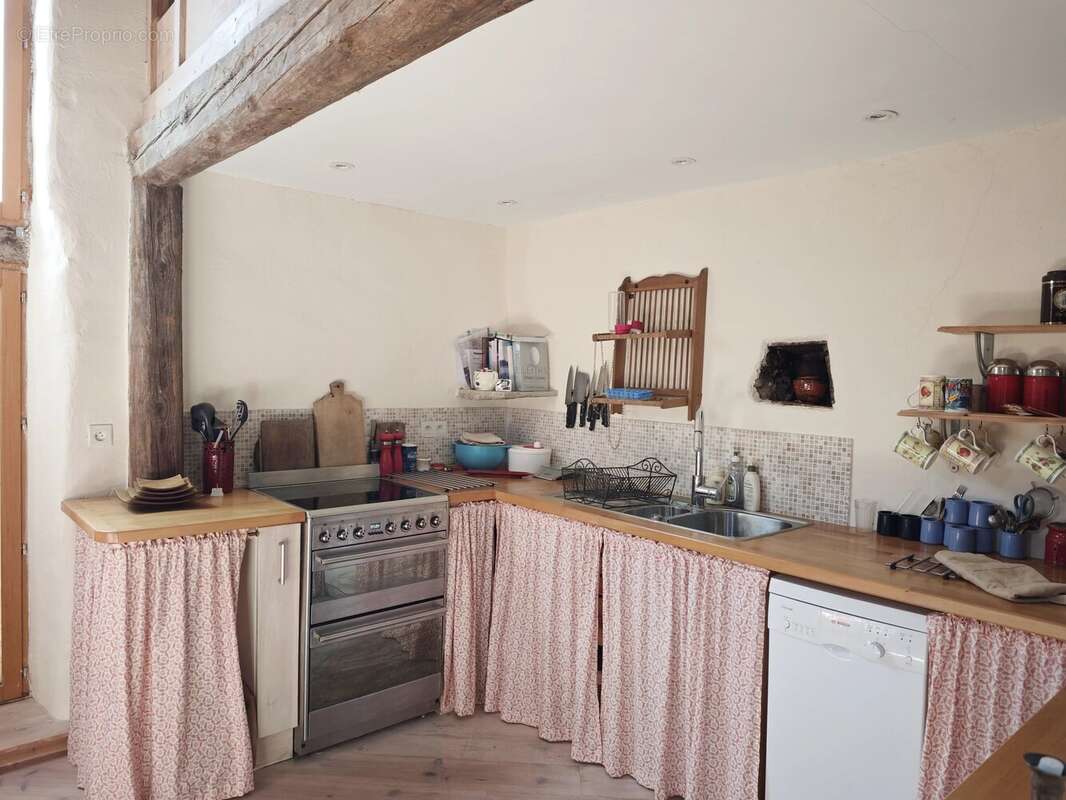 Jolie maison en pierres avec dépendances - photo 3