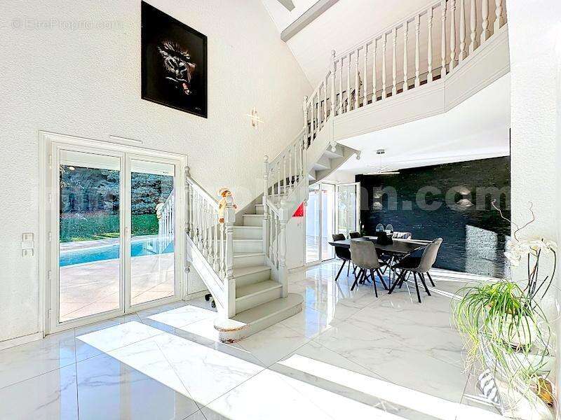 MAISON_INDIVIDUELLE_FILLINGE_5_PIECES_RARE_FRONTIERE_SUISSE_GENEVE_TRAM_CEVA_BUS_TRANSPORT_SUPERBE_BEAUX_VOLUMES_STANDING_CUISINE-AMÉRICAINE_SEJOUR_ENTREE - Maison à FILLINGES