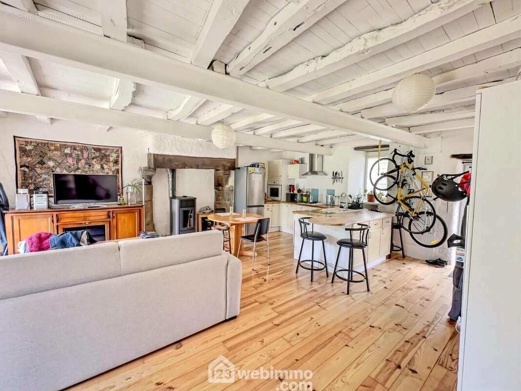 De belles poutres apparentes et beaucoup d'espace - Maison à PLOERMEL