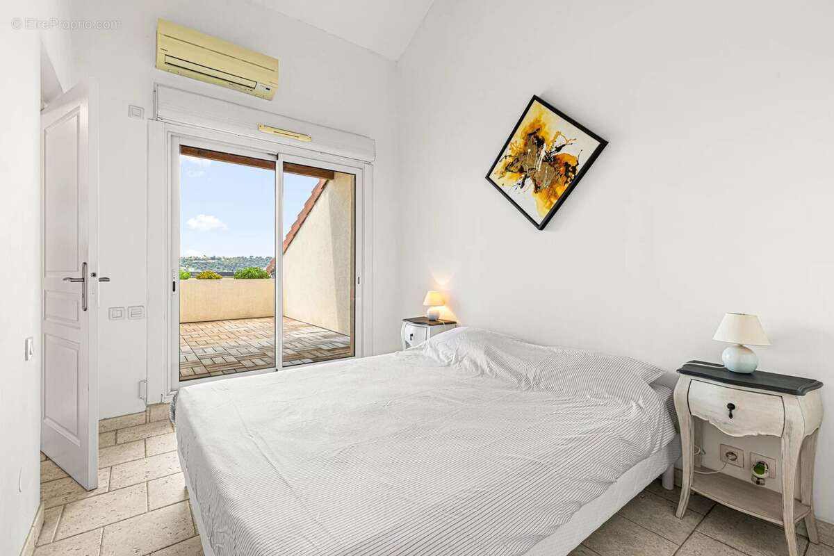 Exclusivité – Nice Ouest – Corniche Fleurie – Duplex esprit « Villa sur le toit » – 100 m² – Terrasses spectaculaires (91 m²) &  - photo 12