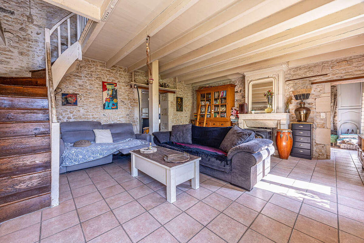 Maison et studio locatif - superbe charentaise avec pierres apparentes - photo 5