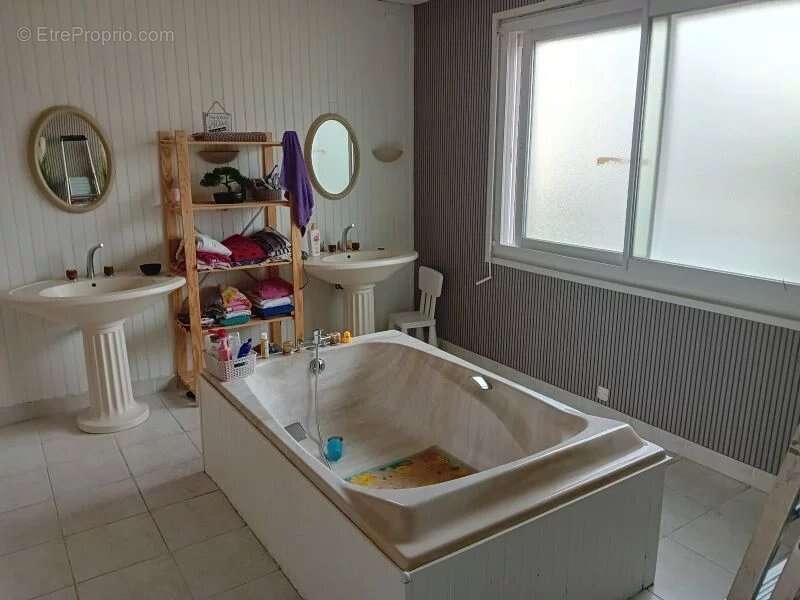 Maison rénovée de 170m², 5 chambres et jardin de 551m² - photo 11