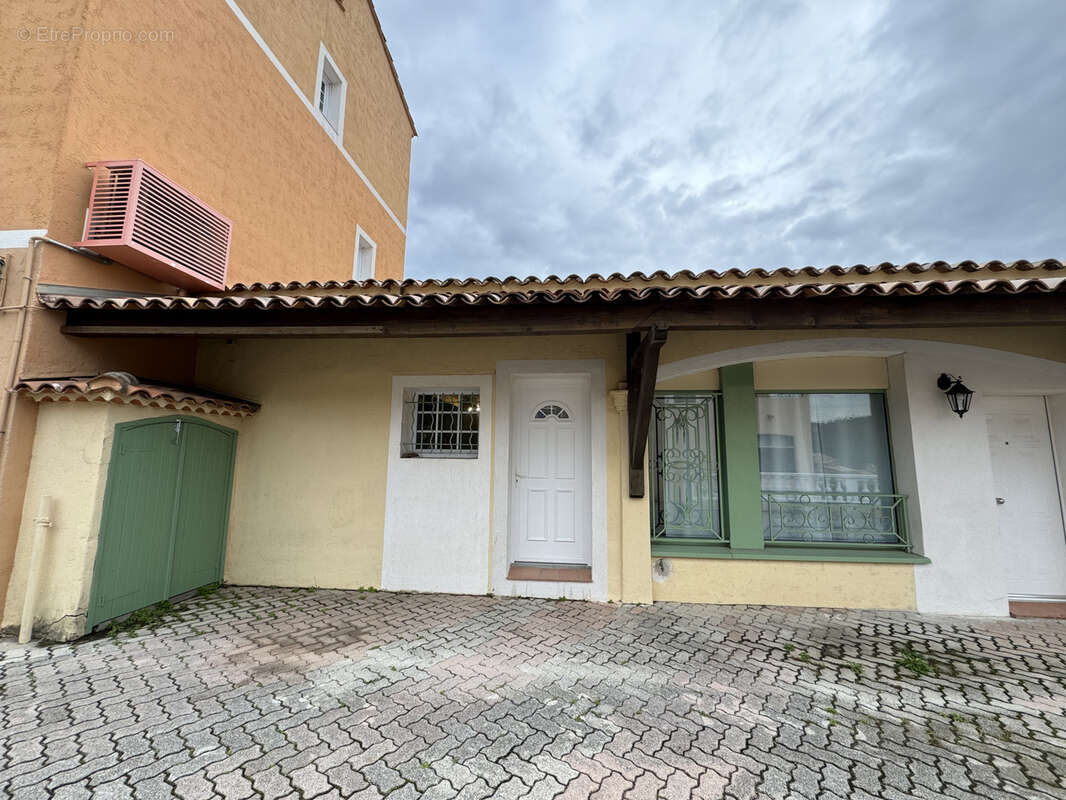 Appartement à ROQUEBRUNE-SUR-ARGENS