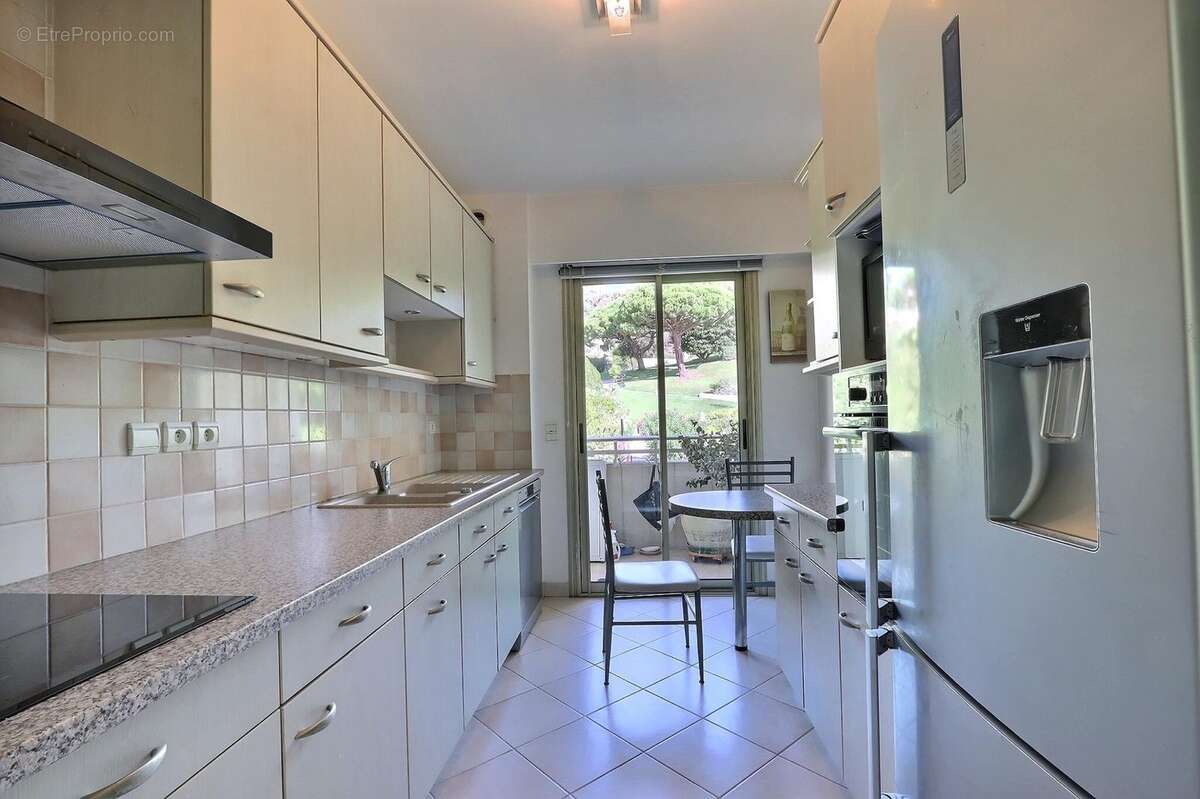 Cuisine  avec balcon et vue sur la piscine  - Appartement à CANNES