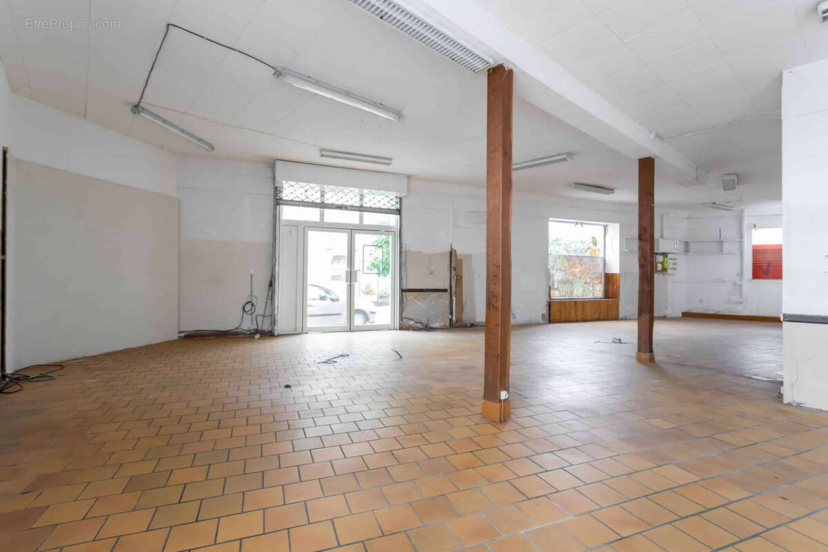 Commercial premises with accommodation - photo 6