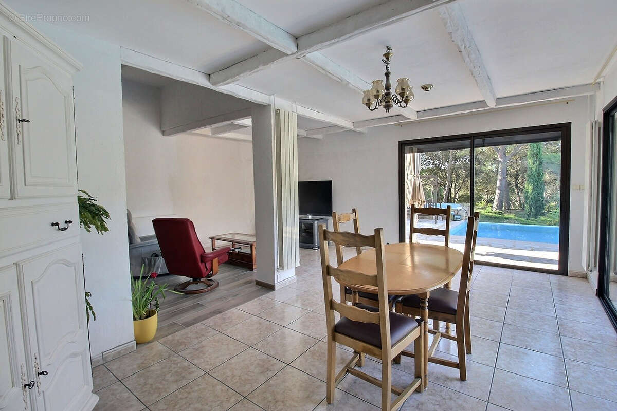 Maison à UCHAUX
