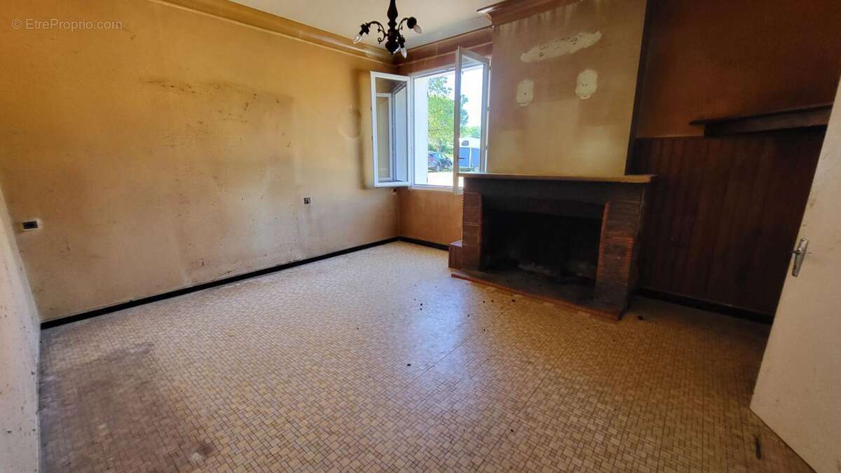 241300 Maison Bosset 5 pièces de plain pied 103 m2 à rénover sur parcelle de 2237 m² - photo 13