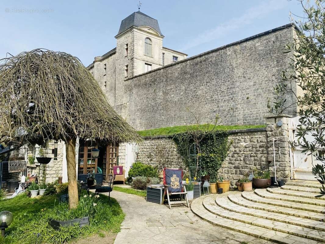 Maison à VILLEBOIS-LAVALETTE