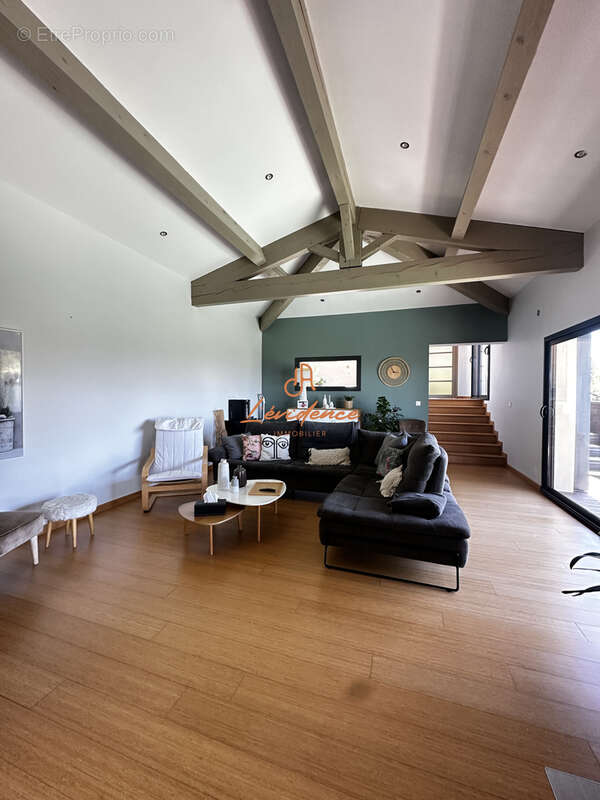 Dominant les hauteurs d'Allan, cette villa ne ressemble à aucune autre - photo 6