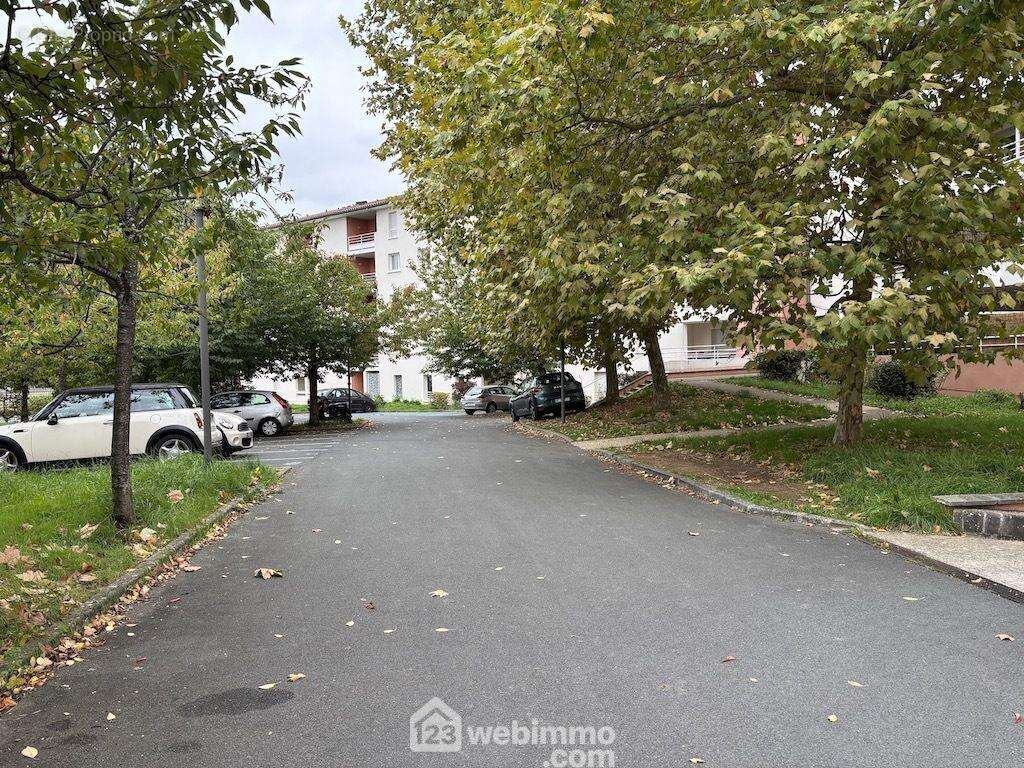 Construit en 2005, - Appartement à POITIERS