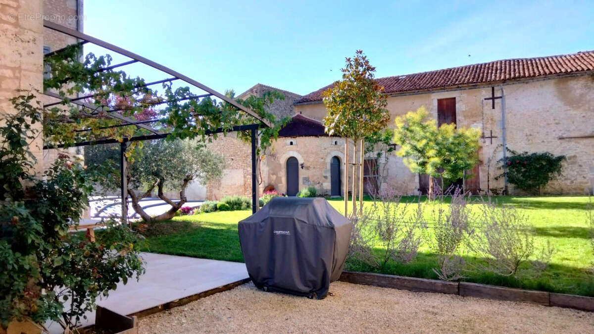 OVERVIEW - Maison à USSON-DU-POITOU