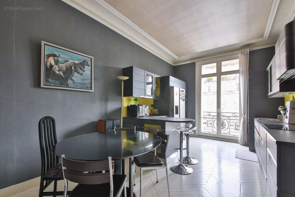 Appartement à PARIS-16E