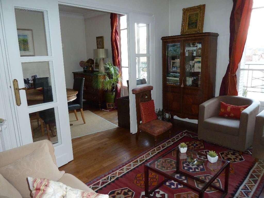 Très recherché, quartier rive Droite, joli appartement de trois pièce, au dernier étage avec sa terrasse. - photo 4