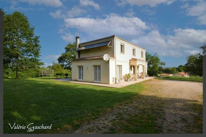 Maison à SAINT-SAUVEUR-DE-PUYNORMAND