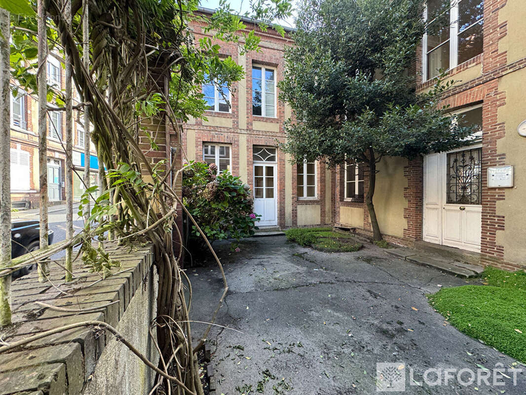 Immeuble de caractère, centre ville  l'Aigle 11 pièces - photo 3