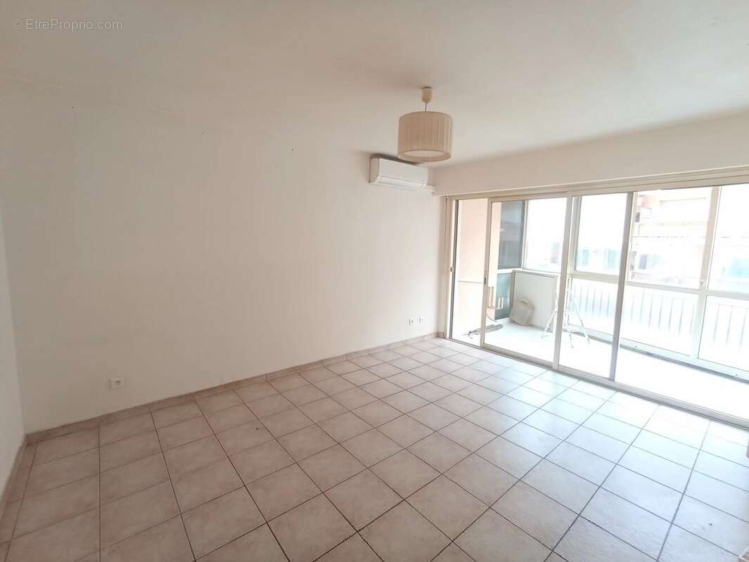 Appartement à SAINT-LAURENT-DU-VAR