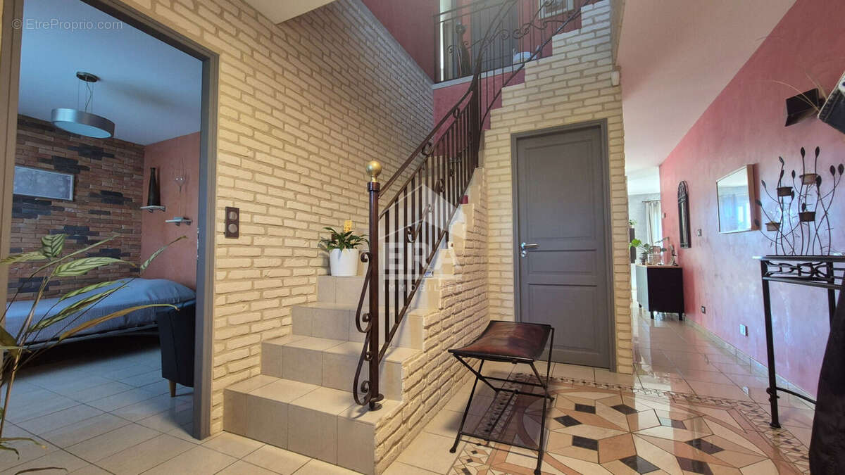 Maison à MANDRES-LES-ROSES