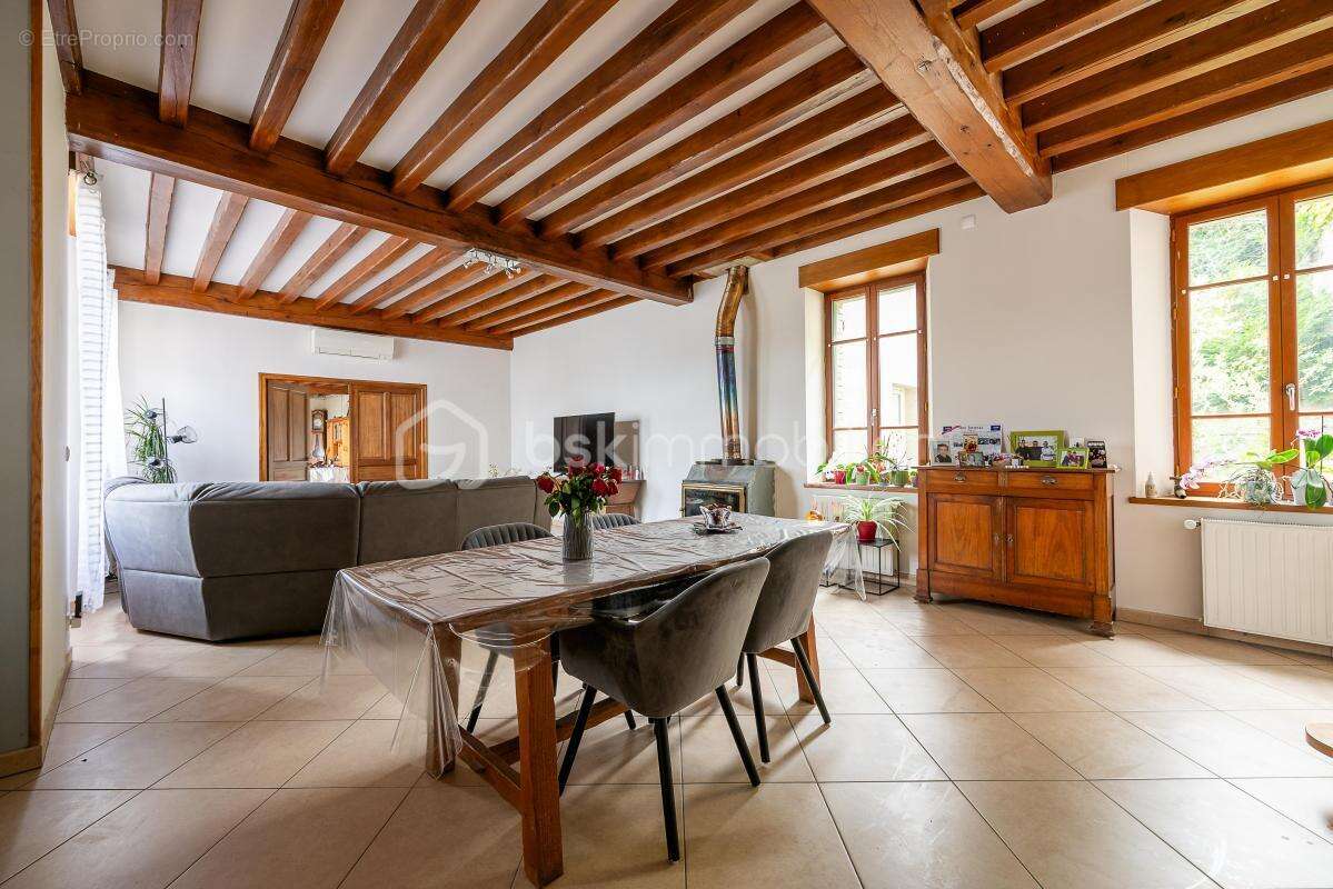 Magnifique longère du 19 ème siècle totalement rénovée avec ses grands volumes et ses dépendances ! - photo 3
