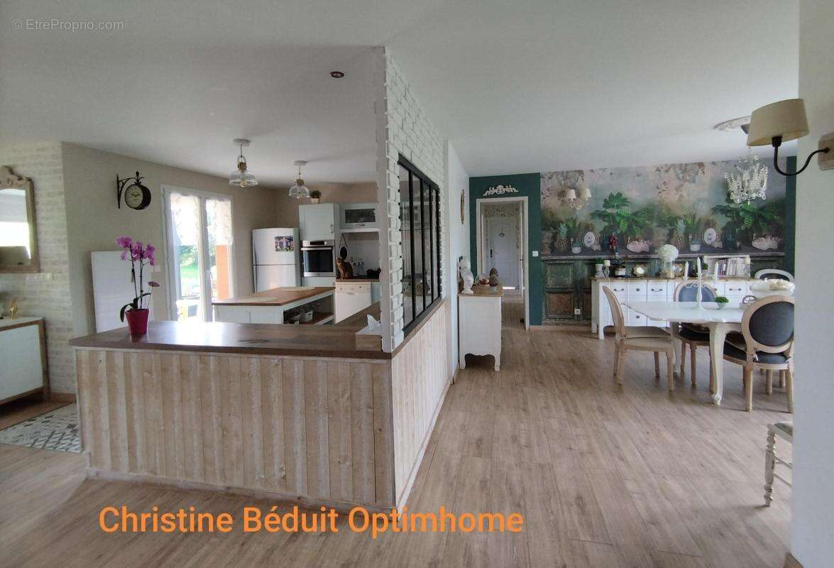 Charente, proche La Rochefoucauld, maison de plain-pied 139 m², garage, carport, terrain 2957m² - photo 2