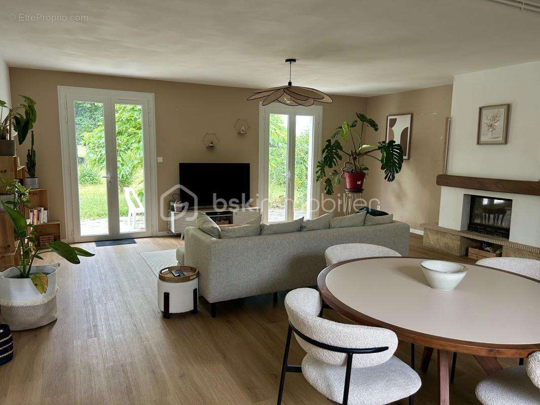 Maison à VILLECOMTAL-SUR-ARROS