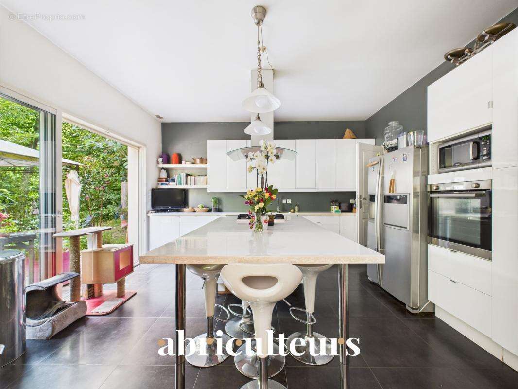 Magnifique maison contemporaine avec jardin paysager et piscine en vente à l'Étang-la-Ville (78620) - photo 8
