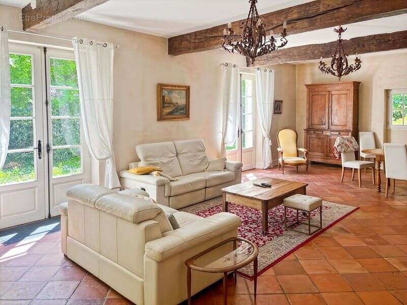 Aux portes de LECTOURE, superbe maison de 9 pièces principales avec jardin - photo 7