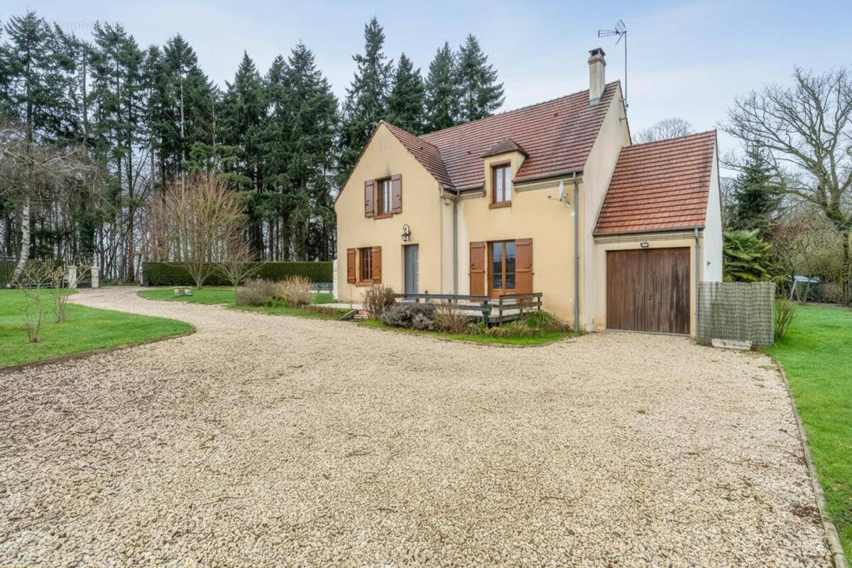 Maison à MONTJAVOULT