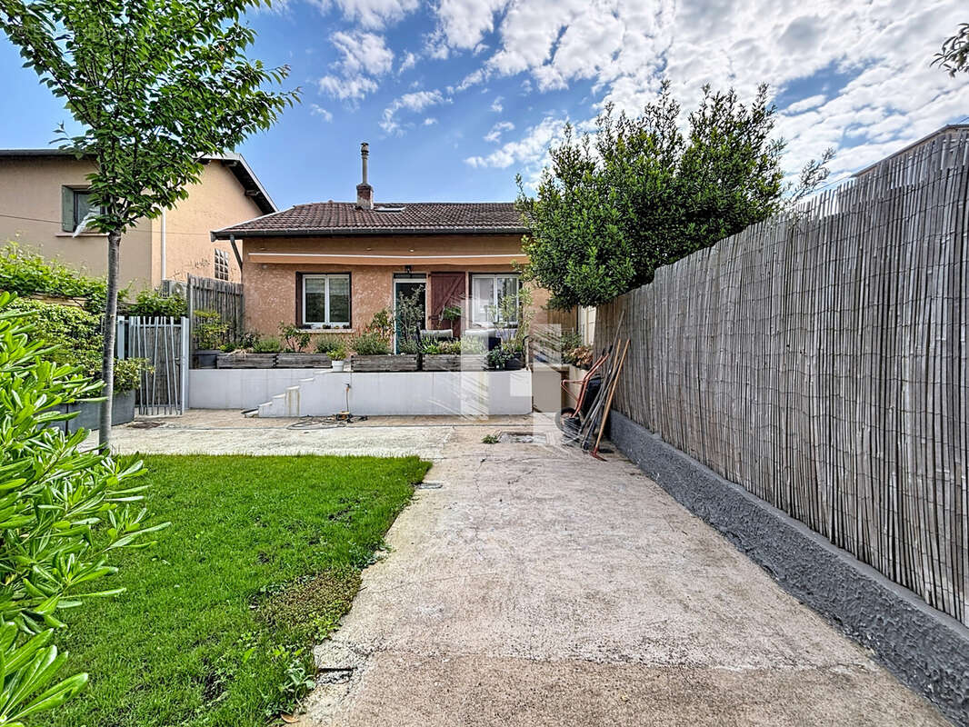 Maison 4 pieces 100m2 terrain 221 m2 - 69100 villeurbanne - photo 2