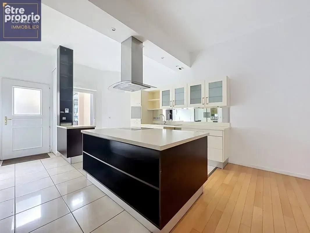 Duplex Oullins centre – 5 pièces – 124 m² – 4 chambres – Terrasse 40 m² – Calme, proche métro, belle hauteur sous plafond, garag - photo 6