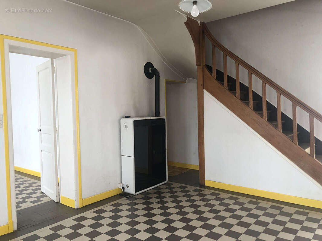 Maison en pierre avec fort potentiel - Terrain de 792 m² - photo 3