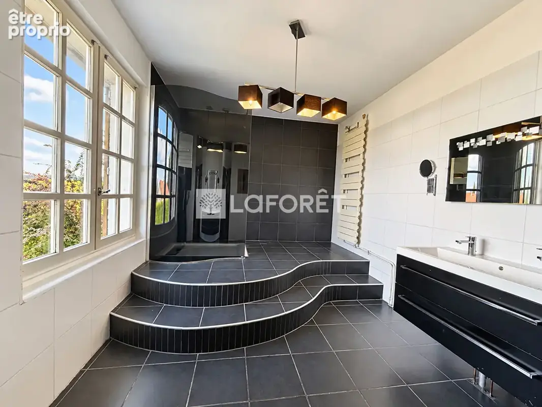 Maison de caractère - terrain  arboré et clôturé de + de 2 500 m² - photo 8
