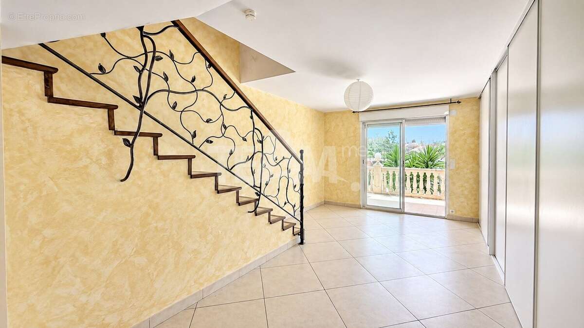 Maison de 330 m² divisé 3 logements - photo 6