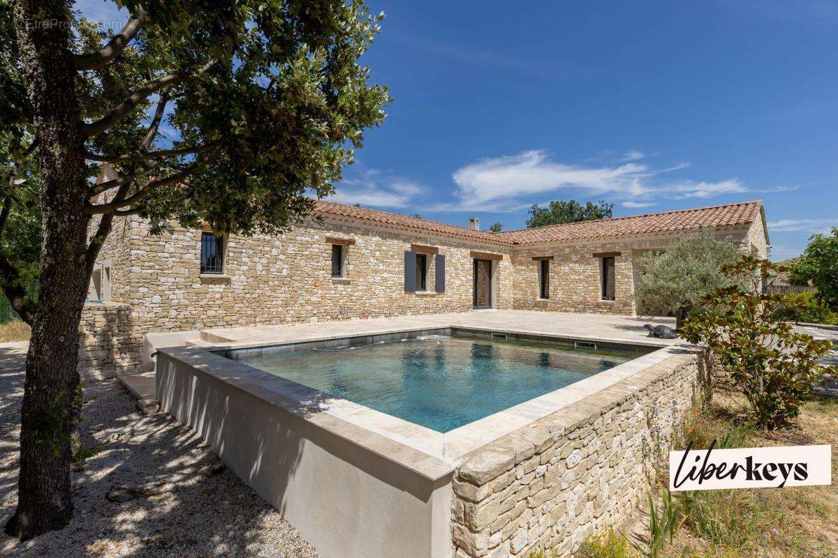 À vendre à Gordes – Élégante villa contemporaine avec piscine, garage et prestations haut de gamme - photo 2