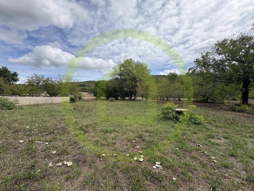 Terrain à CONDAT-SUR-VEZERE