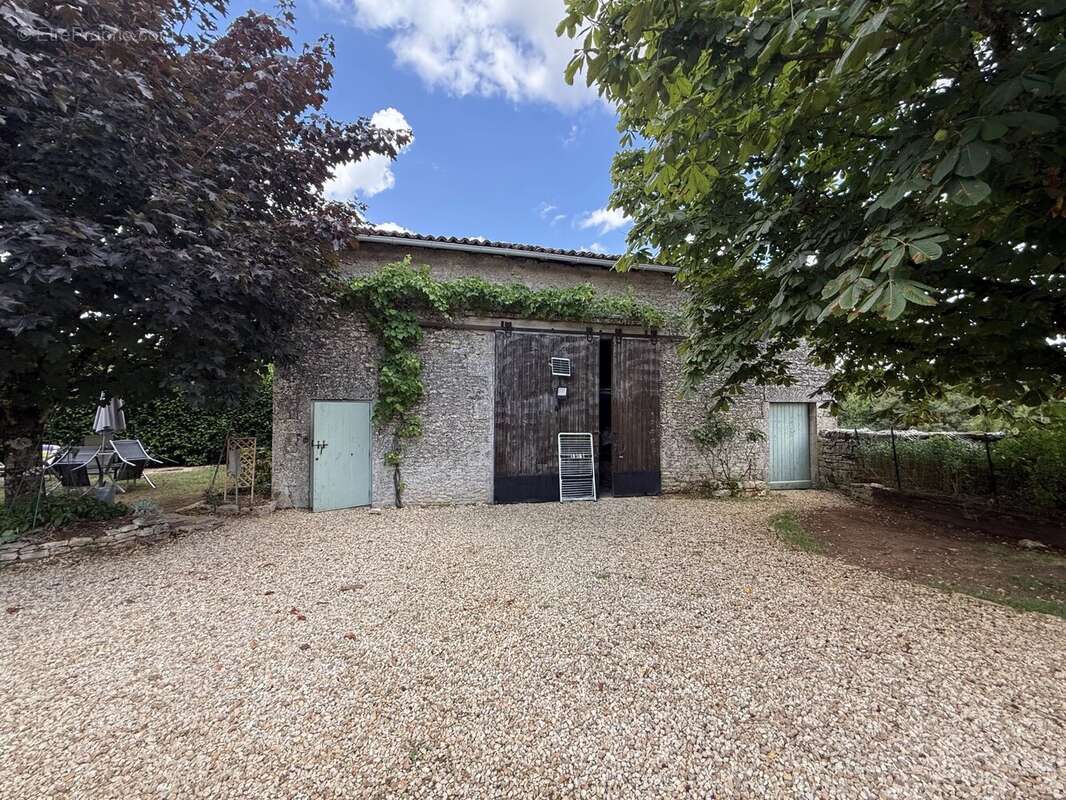 Charmante propriété en pierre de 3 chambres entre Ruffec et Verteuil - photo 12