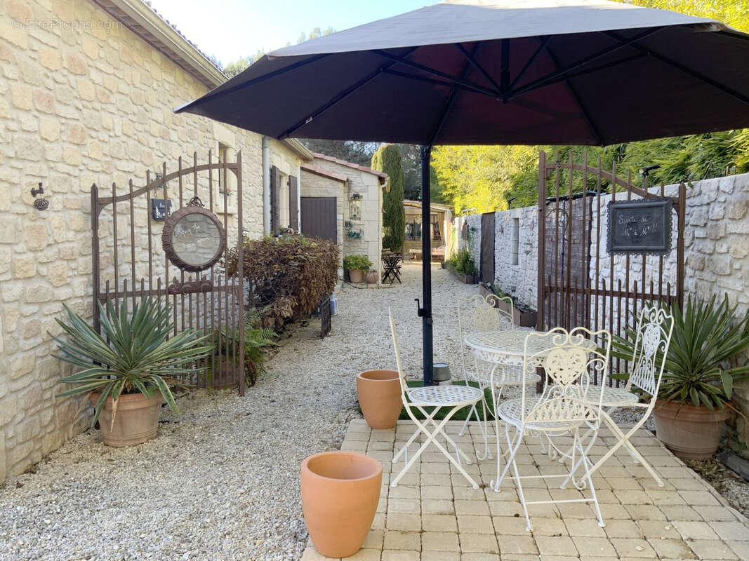 Charmante villa de plain pied sur un beau terrain arboré avec piscine. - photo 6