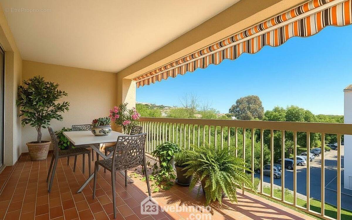 Belle terrasse de 14m2 plein Sud, idéale pour vos repas en extérieur et vos moments de détente. - Appartement à SAINTE-MAXIME