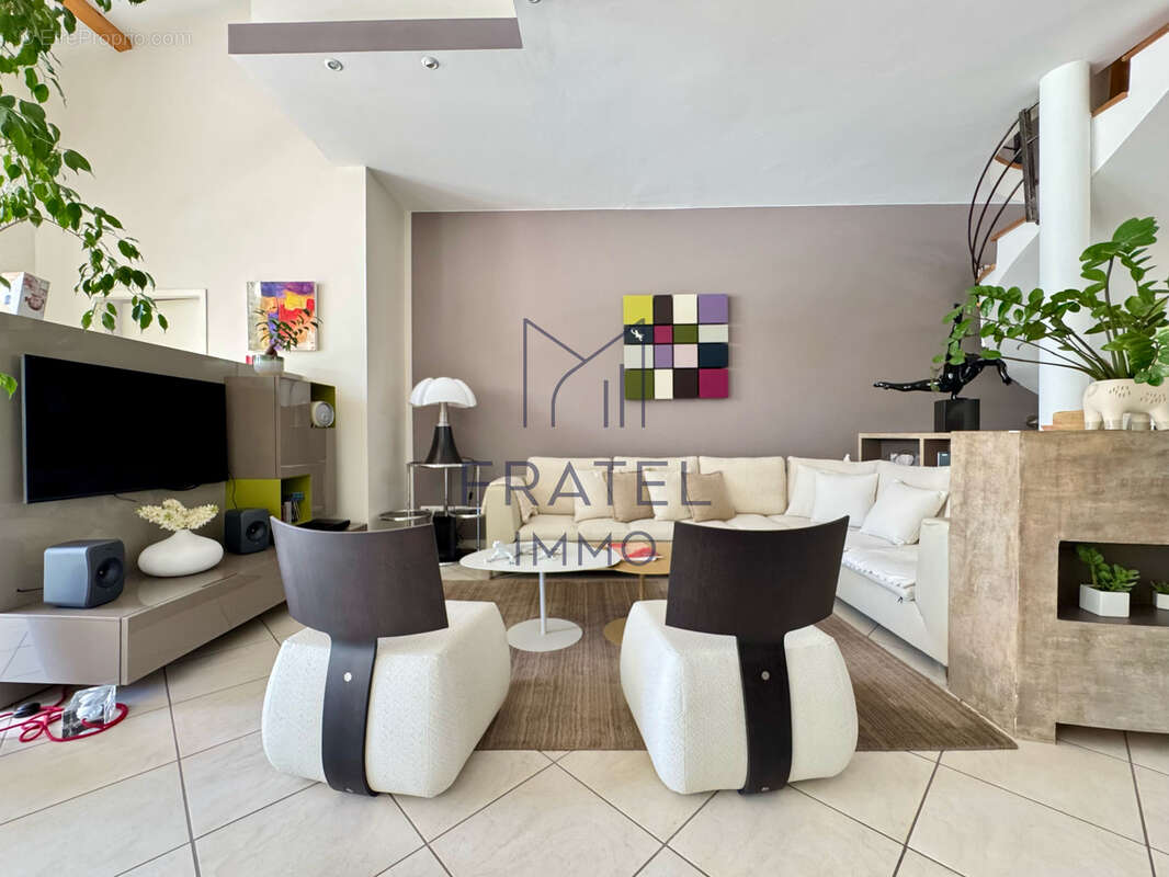 Élégante villa d'architecte T5 de 169 m2 avec piscine - photo 12